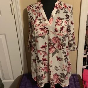 4/$20 Floral blouse with gold details